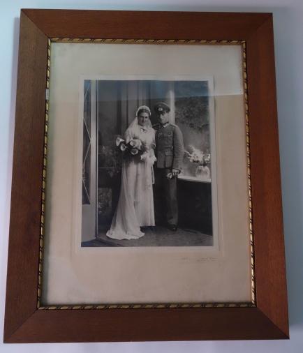 a picture of a couple in them wooden original fram