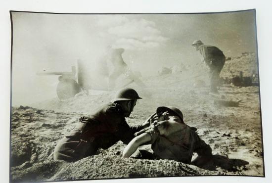 a british ww2 press picture of allied gun crew