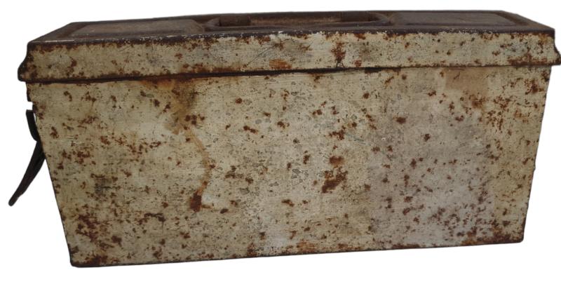 a wehrmacht white color camouflage mg34/42 ammunition box