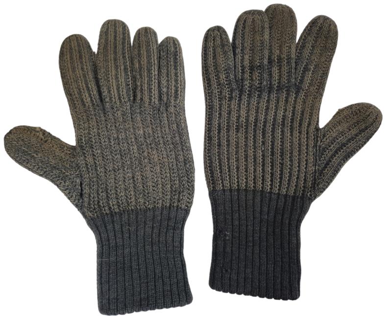 a set off  wehrmacht gloves  made of wool