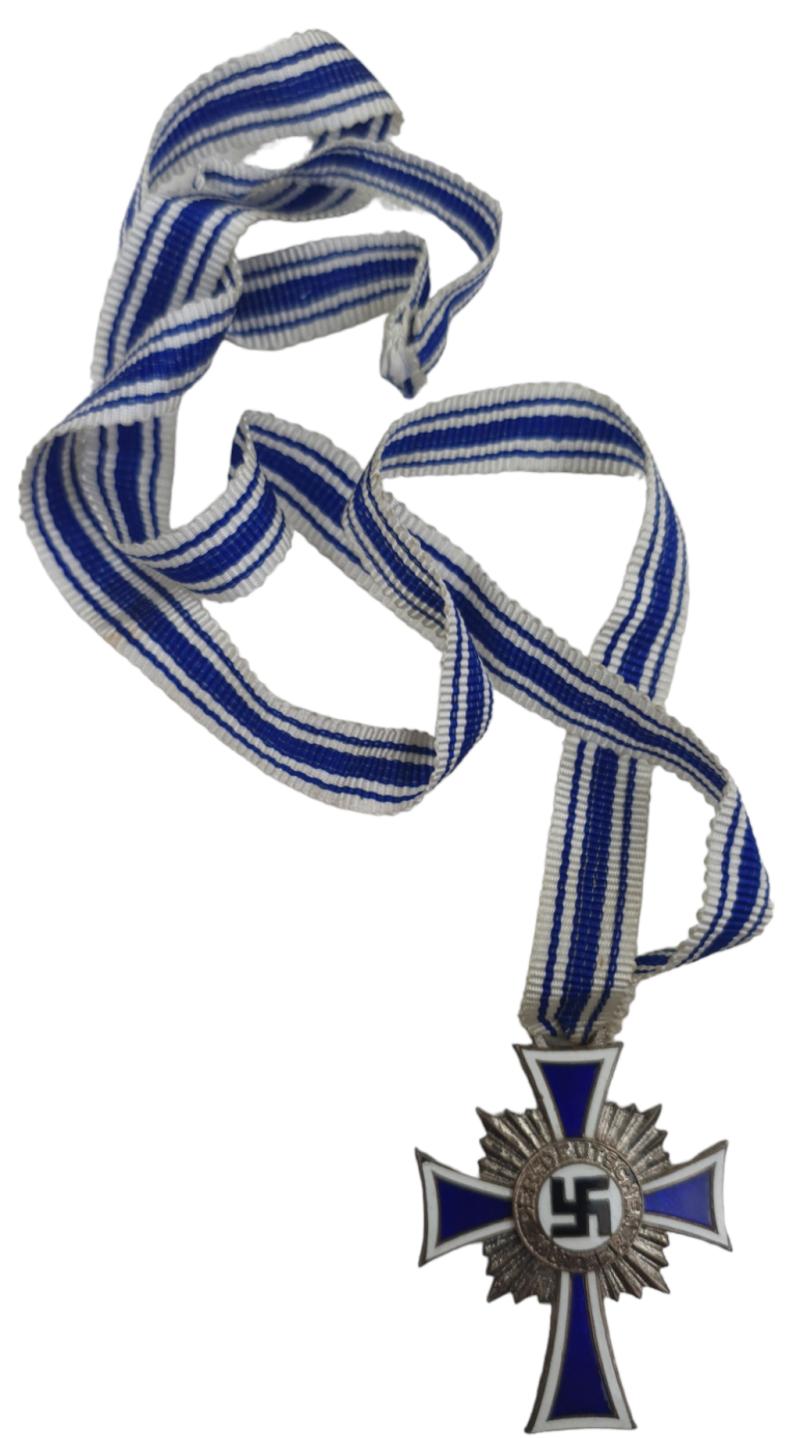 a german ww2 mother cross zilver