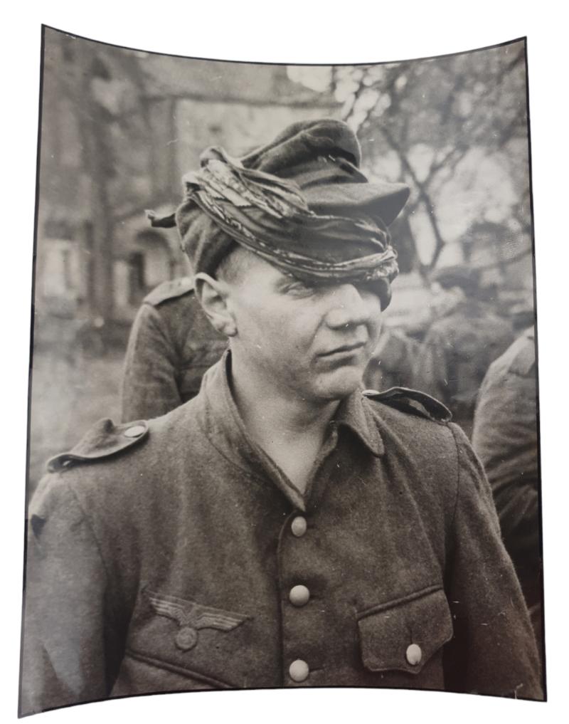 a british ww2 press picture of german prisoners of war