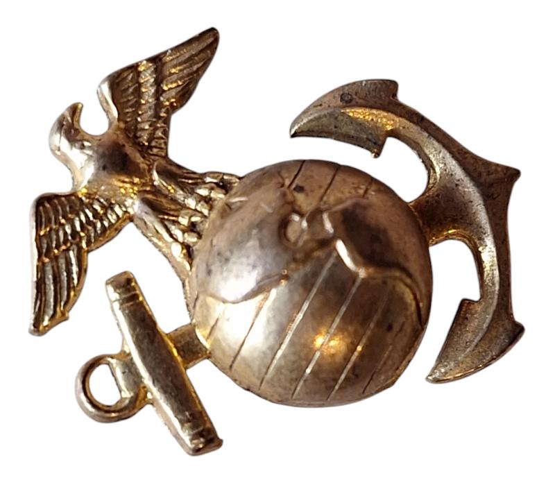 a small us ww2 marine corps cap insignia