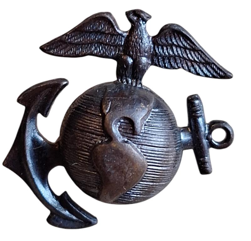 a small us ww2 marine corps cap insignia