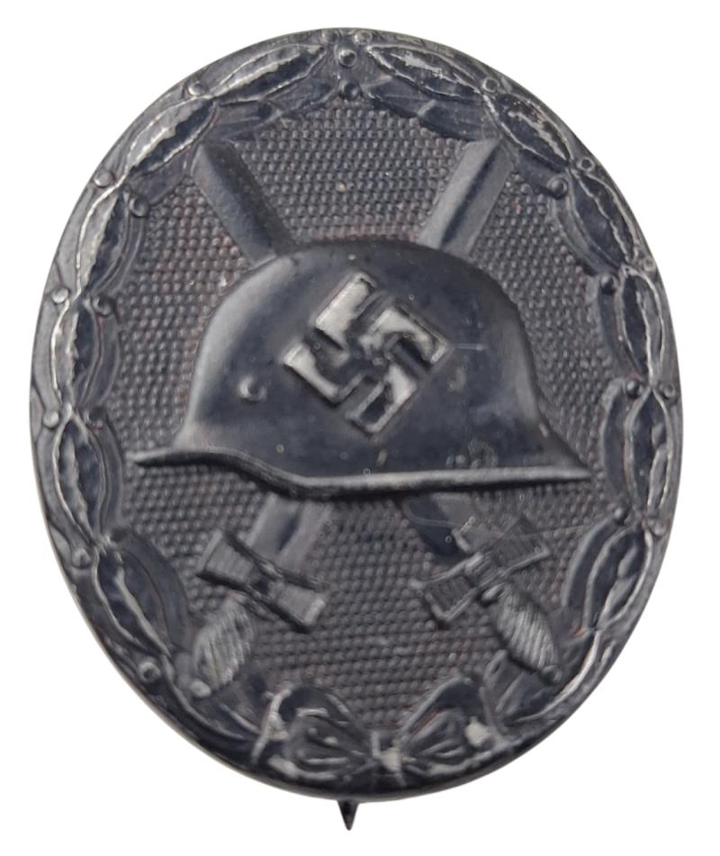 a black wound badge , 