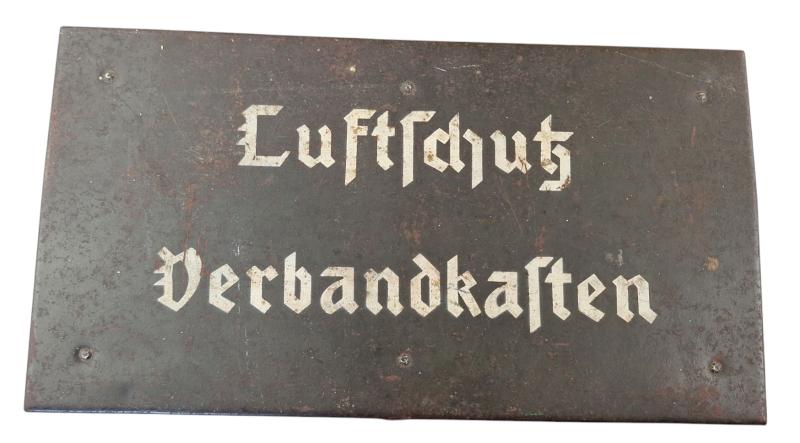 a wehrmacht  Luftschutz Verbandkasten with content