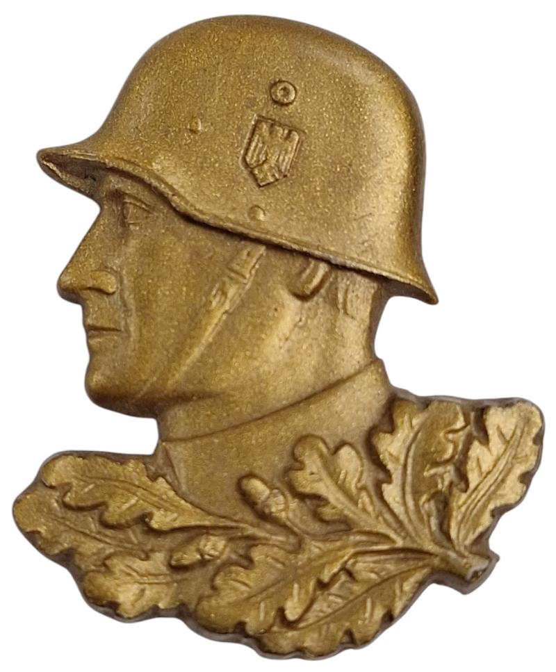 a  german  ww2  winterhilfswerk abzeichen