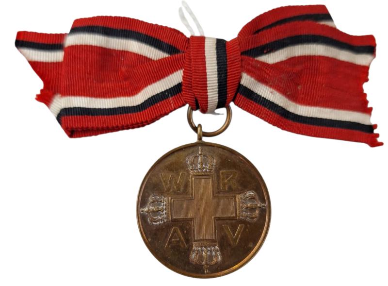 a female rote kreuze 1898 medaille on bow