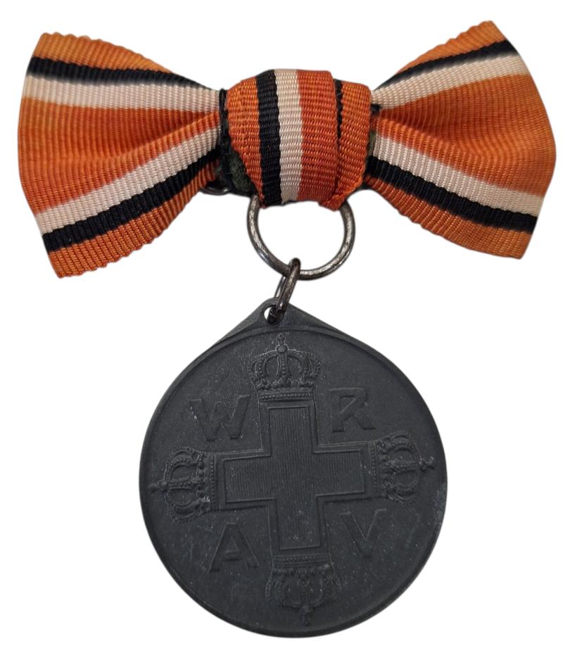 female rote kreuze 1898 medaille on bow