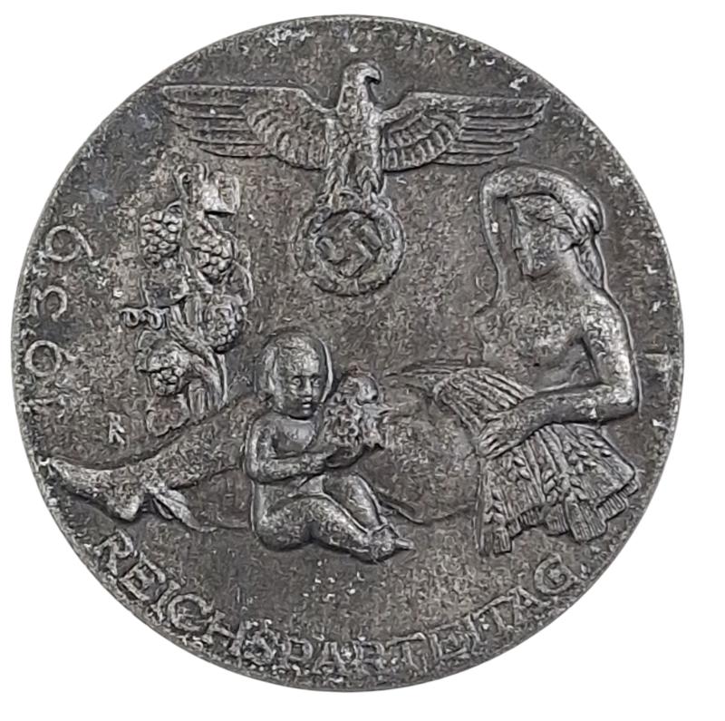 a german reichsparteitag  1939 abzeichen