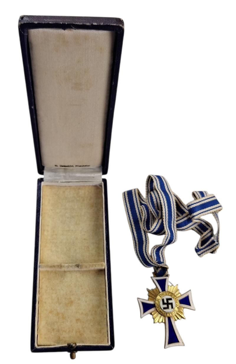 a german ww2 mother cross in gold in its original box