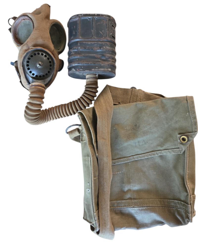 a british ww2 MKVI large gasmasker with pouch