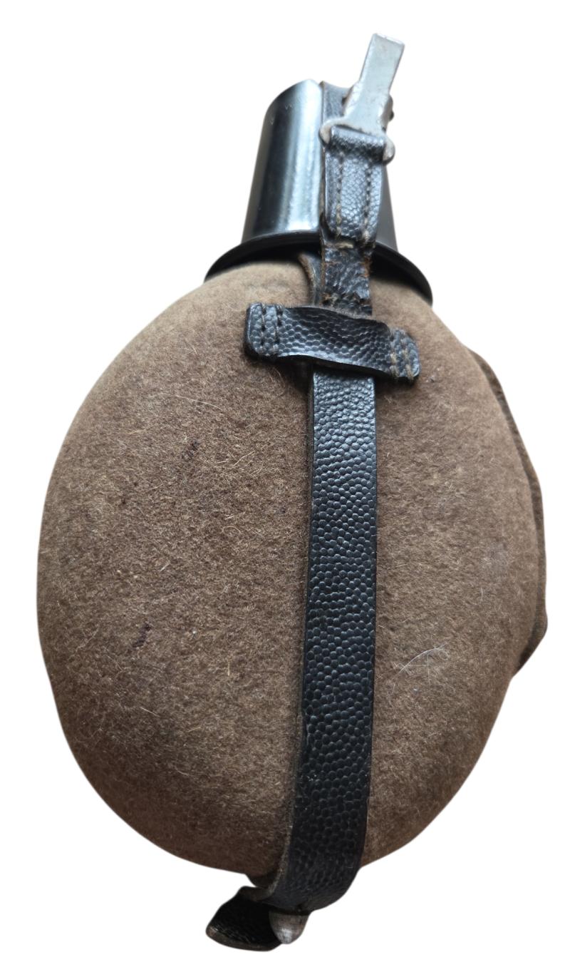 in used condition Wehrmacht M31 canteen with Bakelite cup